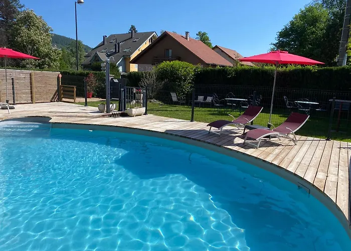 Les 4 flocons, avec piscine extérieure chauffée à 100m du lac et du centre , wifi, parking, sauna